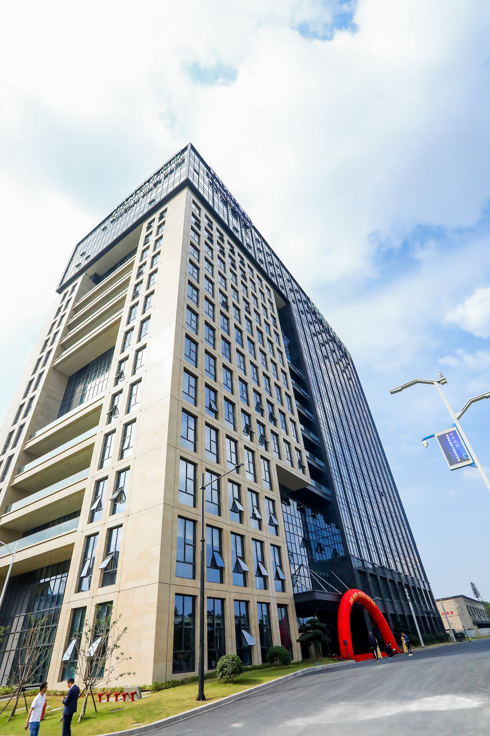 6鴻雁青山湖園區的物聯網大廈實景圖.JPG
